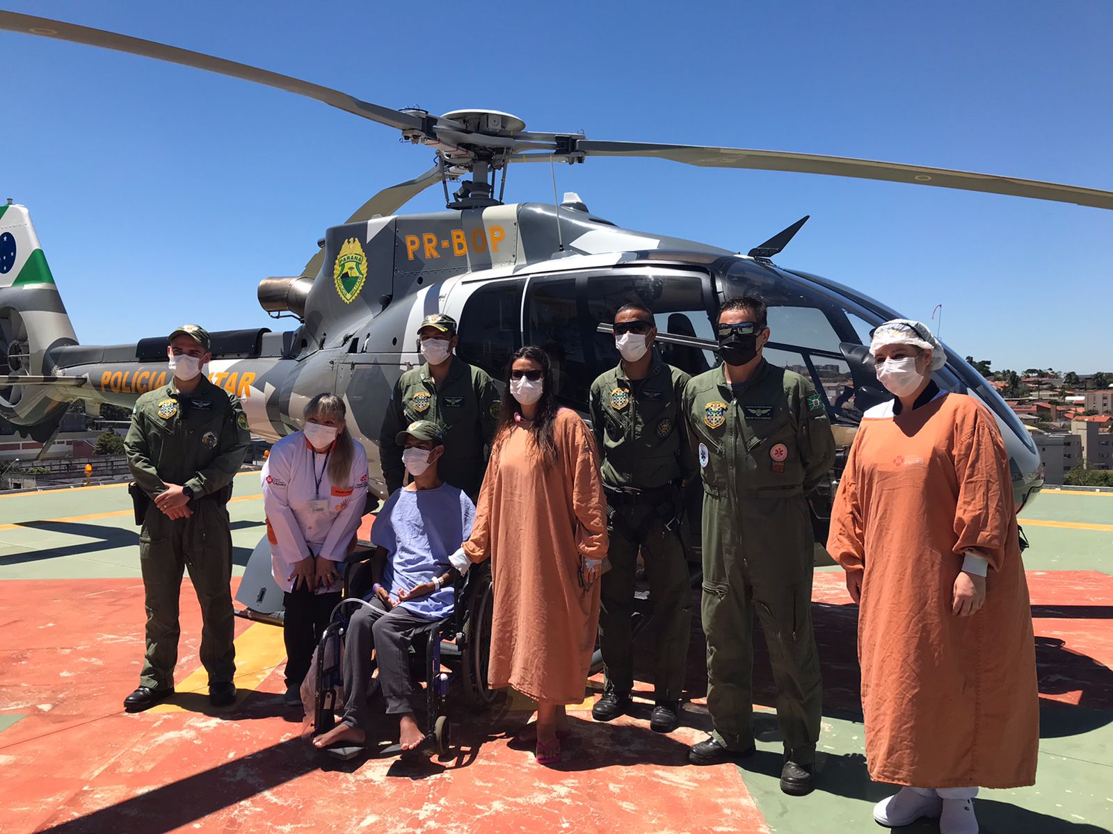 Paciente realiza sonho de conhecer heliponto e aeronave da Polícia Militar dentro de hospital SUS