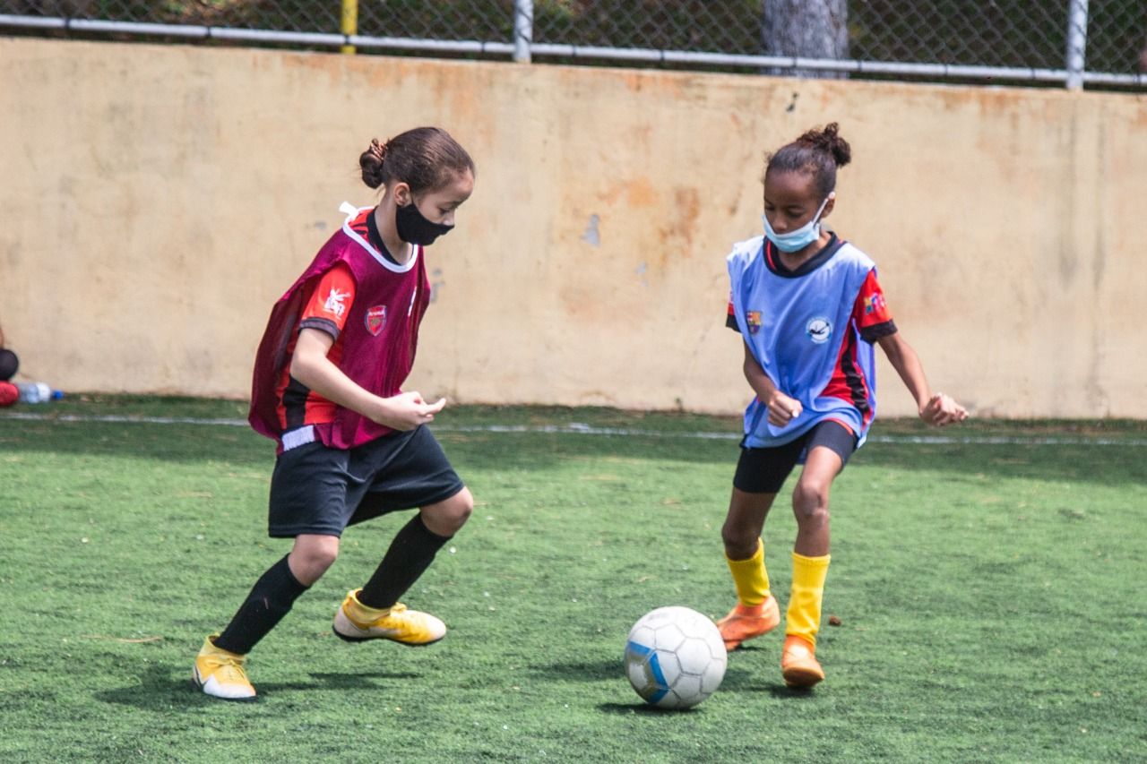 English Live e Academia de Futebol Feminino oferecem inglês para jovens atletas