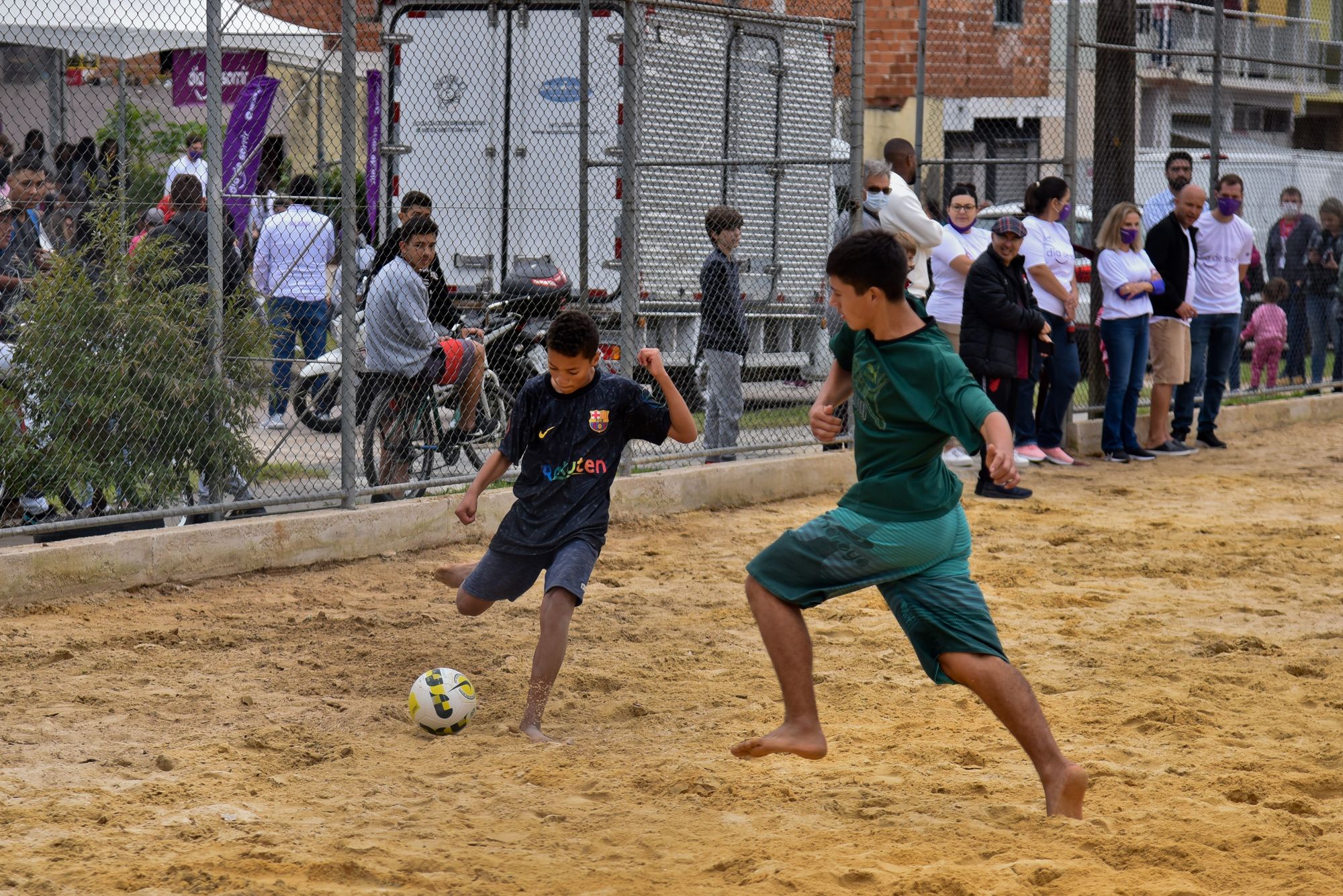 Sorrisos da Vila: projeto social de incentivo à prática de esportes para crianças e jovens une empresa e comunidade vizinha