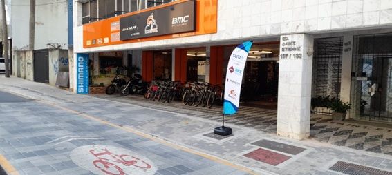 Em Curitiba, Seguros SURA oferece aos ciclistas espaço dedicado