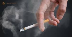 Entenda o papel do tabagismo no mau hálito