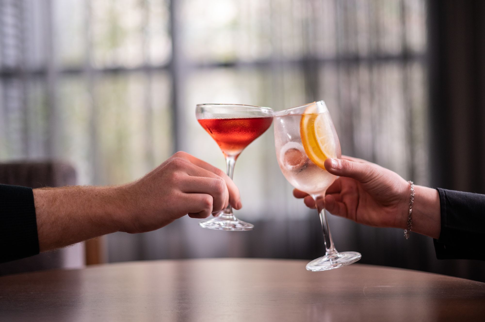 Em parceria com MONIN, wine & cocktail bar curitibano anuncia carta de drinques feitos com exclusiva linha de cordiais botânicos