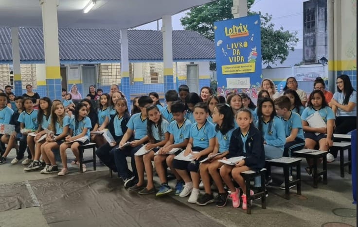 Estudantes de Guaratuba comemoram conquista com sessão de autógrafos